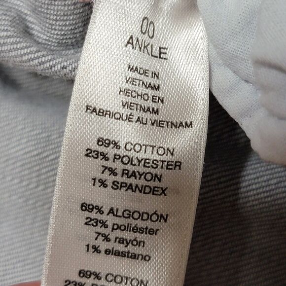 Chico's Perfect Stretch Girlfriend Slim Leg Grey Damask Print Pants - Size 00 - Picture 6 of 6